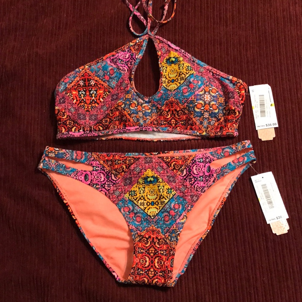 NWT GB (Gianni Bini) bikini sz-M comes with 2 tops